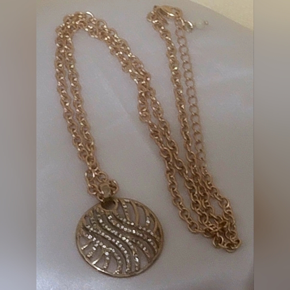 SAQ Avon Gold Tone Round Necklace With Clear Pave Rhinestones - Picture 9 of 9